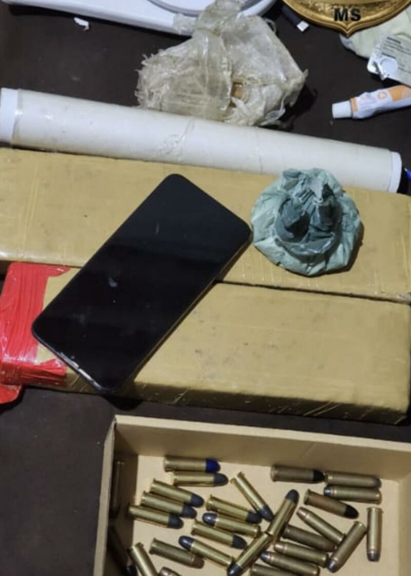 Imagem ilustrativa da matéria Foragido é capturado com arsenal do tráfico em Costa Rica: drogas, munições e dinheiro são apreendidos